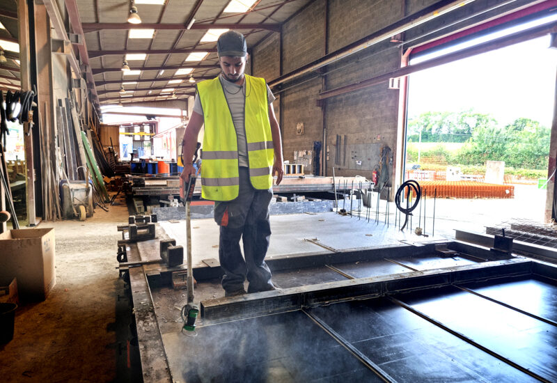 béton,BSC-Béton Stone Consulting,comparaison,besoin,maintenance,distance,automatisme,préfabrication,huilage,huile,brume,pulvérisation,mantis,ULV,BEMA 1000,consommation,automatisation,agent démoulage,application homogène,réduction consommation,agent anti-adhérent,conformité CE directive 2006/42/EG,coffrage,gros,œuvre,huile démoulage,bullage béton,pulverisation-ulv-mantis